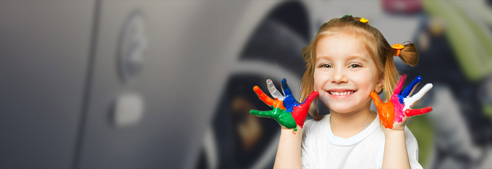 photo d'une jeune fille aux mains pleines de peinture